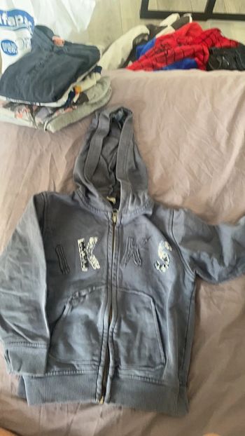 Sweat zippé à capuche