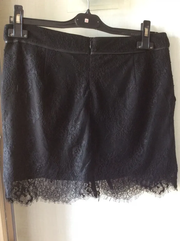 Mini jupe noire en dentelles - photo numéro 2