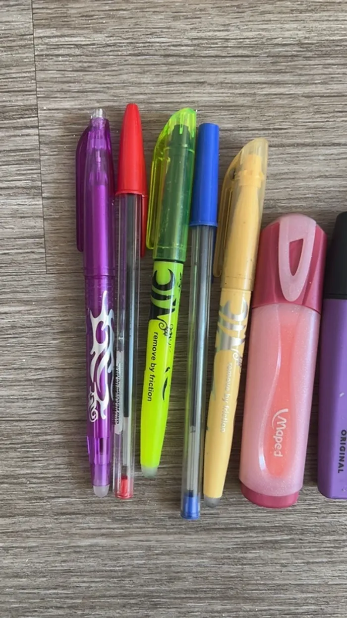 Lot stylos et autres matériels scolaires - photo numéro 2