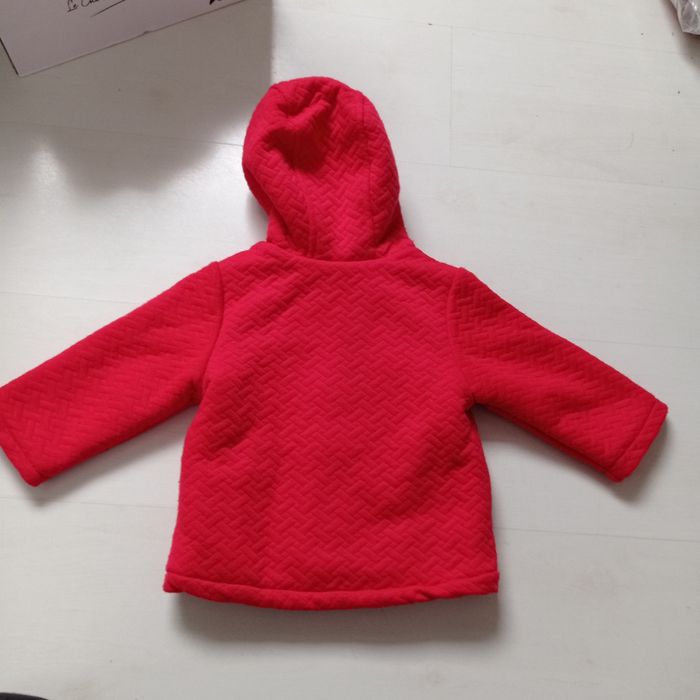 Veste rouge capuche 6 mois - photo numéro 2