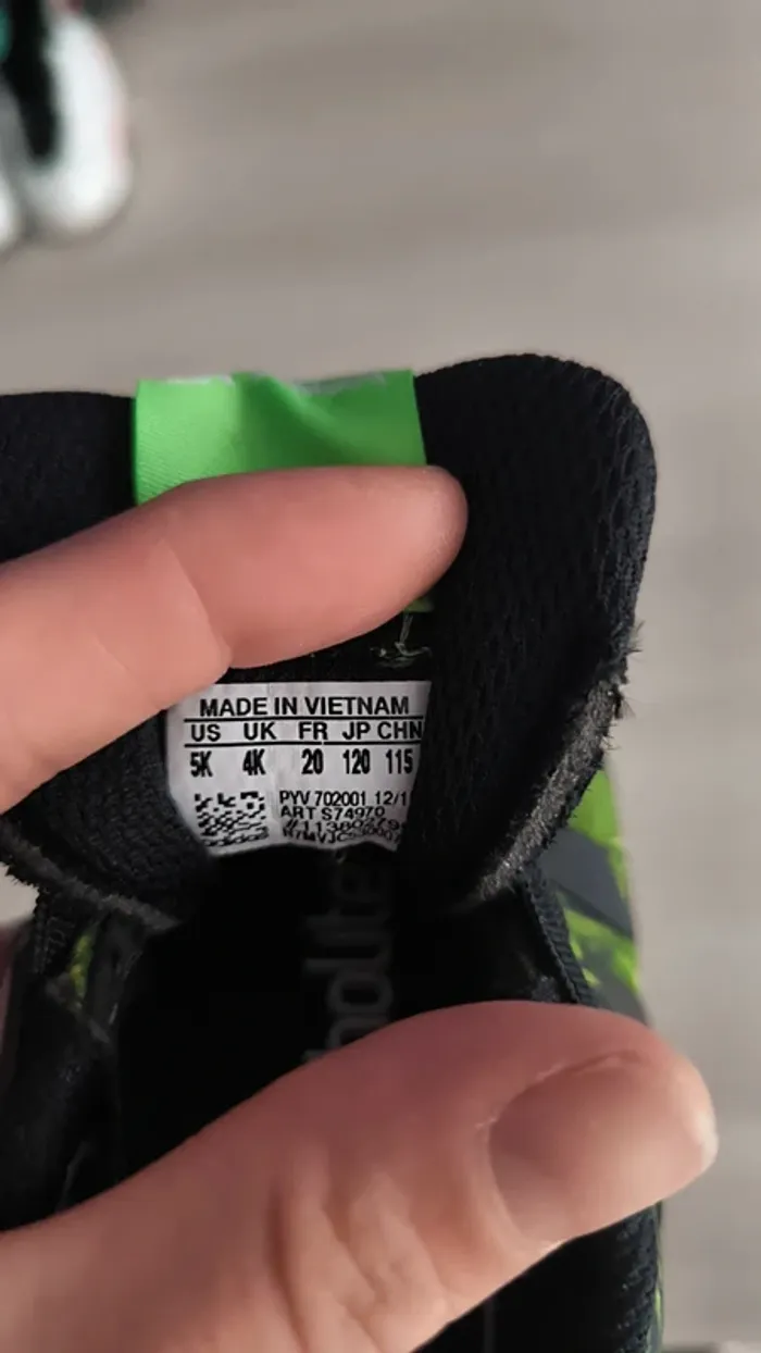 Basket adidas taille 20 neuf - photo numéro 3