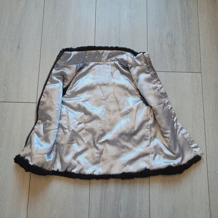 Très beau gilet en fourrure synthétique très douce noir. Fille 6 ans. Marque Orchestra - photo numéro 3