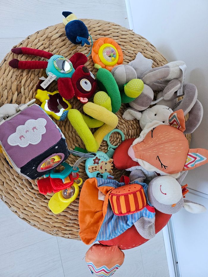 Lot jouets bébé