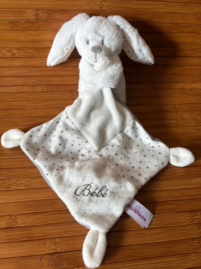 Neuf doudou lapin mouchoir blanc pois gris bébé pommette
