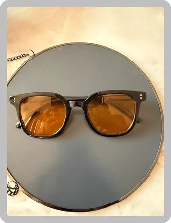 Lunette de soleil noire / jaune