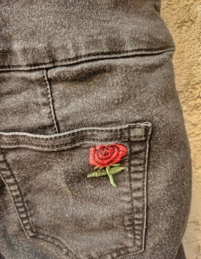 Combishort noir en jean avec zip sur le devant perle et rose brodés sur la poche arrièreCombishort noir en jean avec zip sur le devant perle et rose brodés sur la poche arrière 
Tally weijl 
Taille 38
Très bon état 
Aucun défaut 
Prix négociable 
Remise e - photo numéro 5