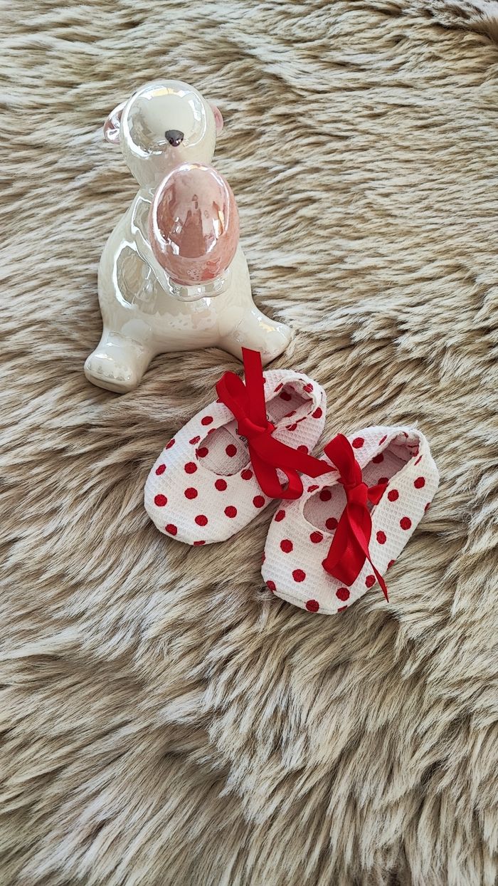 Chausson blanc pois rouge 0/3 mois