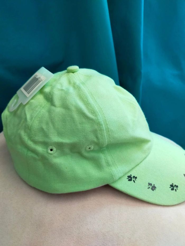 Casquette verte neuve – Motifs pattes & papillons – Taille 54 cm - photo numéro 5