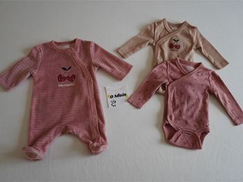 Ensemble Little Cherries Kiabi 0m : 1 Pyjama velours + 2 Bodies ML