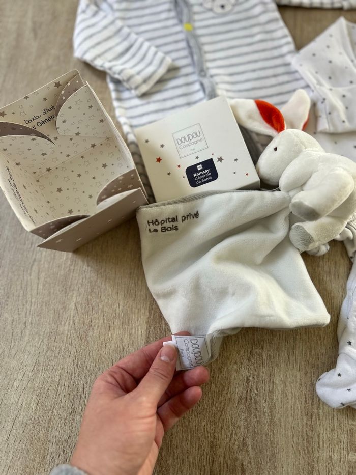 2 pyjamas - 2  bonnets - 1 doudou bébé fille - photo numéro 2