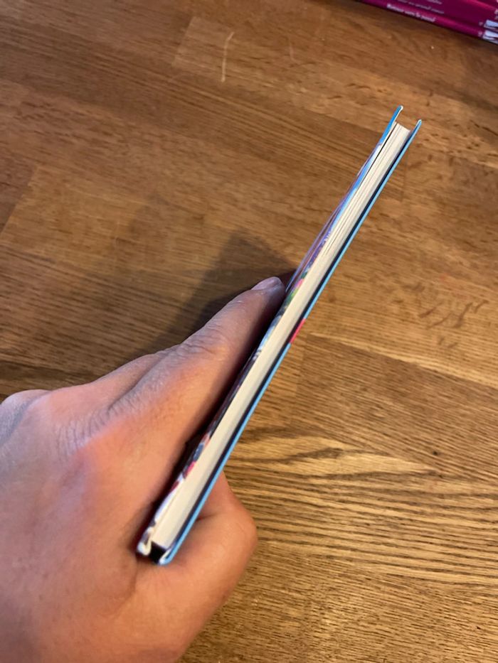 Livre La bibliothèque Rose Miraculous Un parfum de supervilain Numéro 4 - photo numéro 4