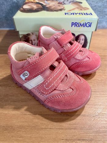 Jolie paire de basket fille neuve taille 20