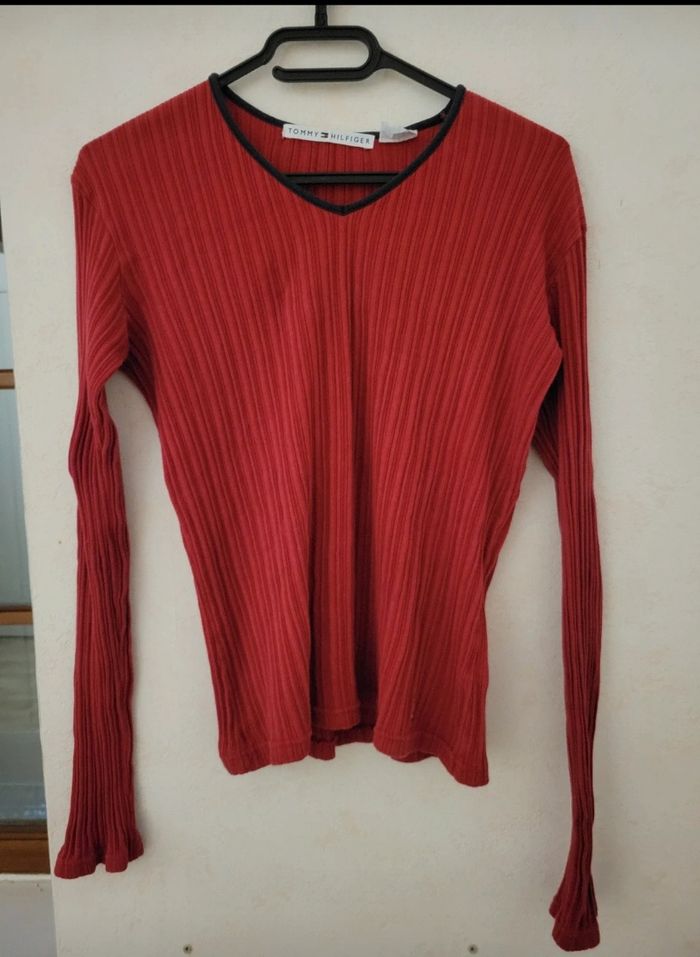 Haut Tommy Hilfiger Rouge – Maille Côtelée – Taille S-M-L - photo numéro 1