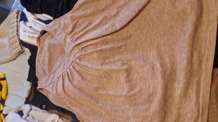 Gros lot vêtement femme taille 402 maillot de bain
2 pantalon 
1 robe longue 
1 bonnet 
3 robes
1chemise 
2 gilet 
4 écharpe foulard 
1 pull 
1 combi 
6 debardeur 
3 chemisier
1 robe manche longue 
2 short 
3 t shirt 
Certain article son neuf !! - photo numéro 3