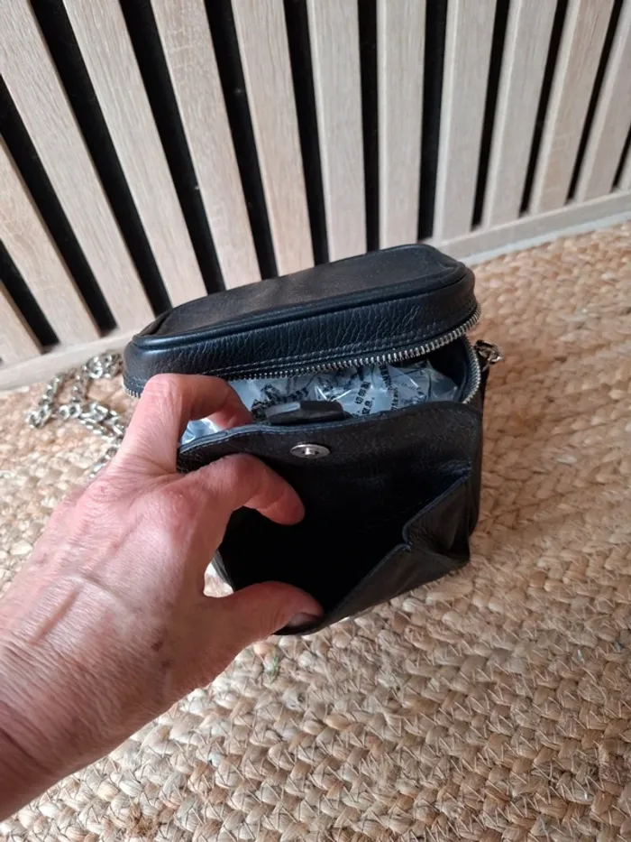 Petit sac noir bandoulière chaîne argentée. - photo numéro 10