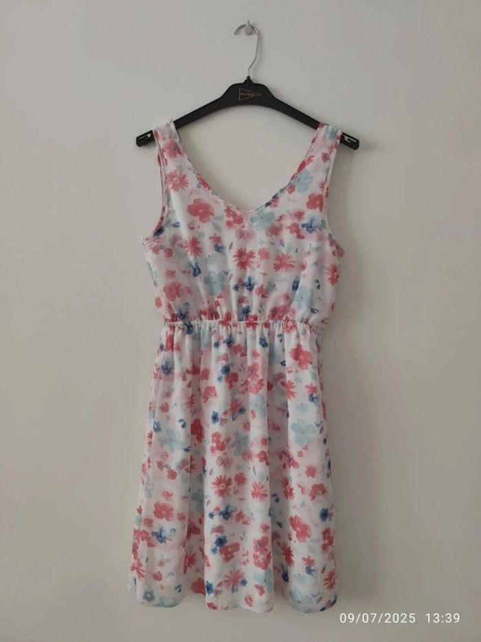 Vestido blanco corto con estampado de flores - photo numéro 2