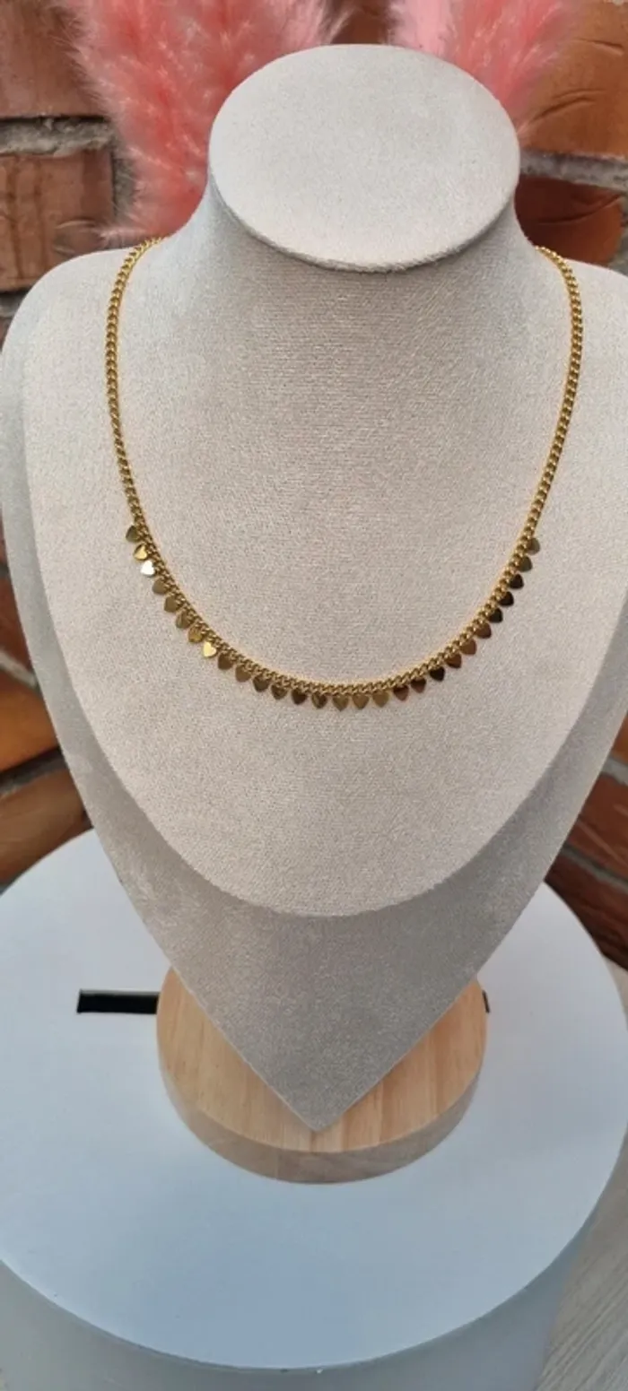 Collier doré avec franges pampilles cœurs