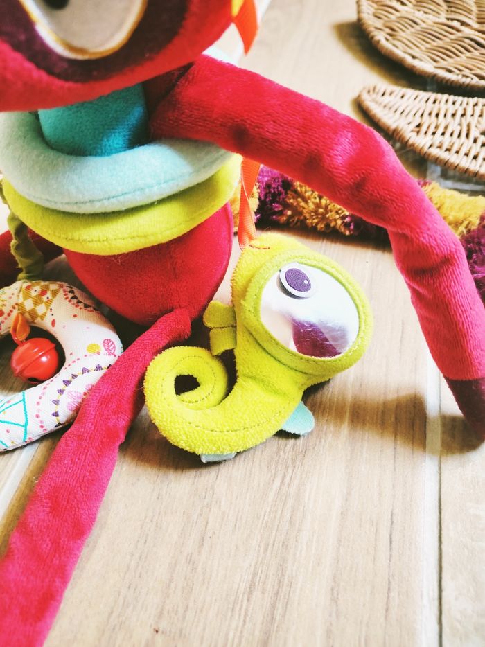 🦨Peluche doudou multi activités sensorielles Georges acti Lemurien marque Lilliputiens - photo numéro 3