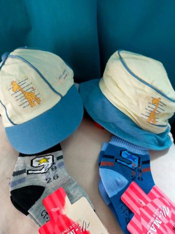 Lot bébé Casquette + Bob + 2 paires de chaussettes - Taille 47