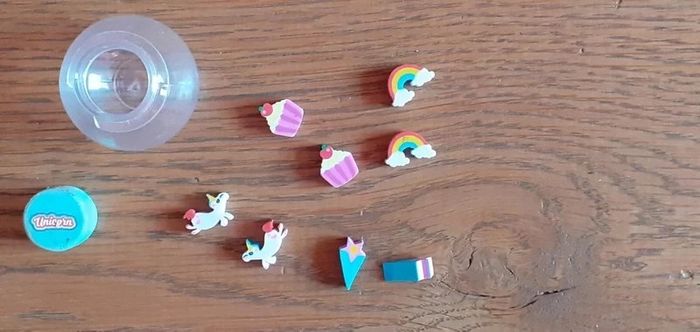 Boite avec micro gommes licorne arc en ciel cupcakes