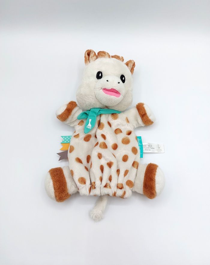 Doudou marionnette Sophie la girafe VULLI peluche écru marron foulard vert