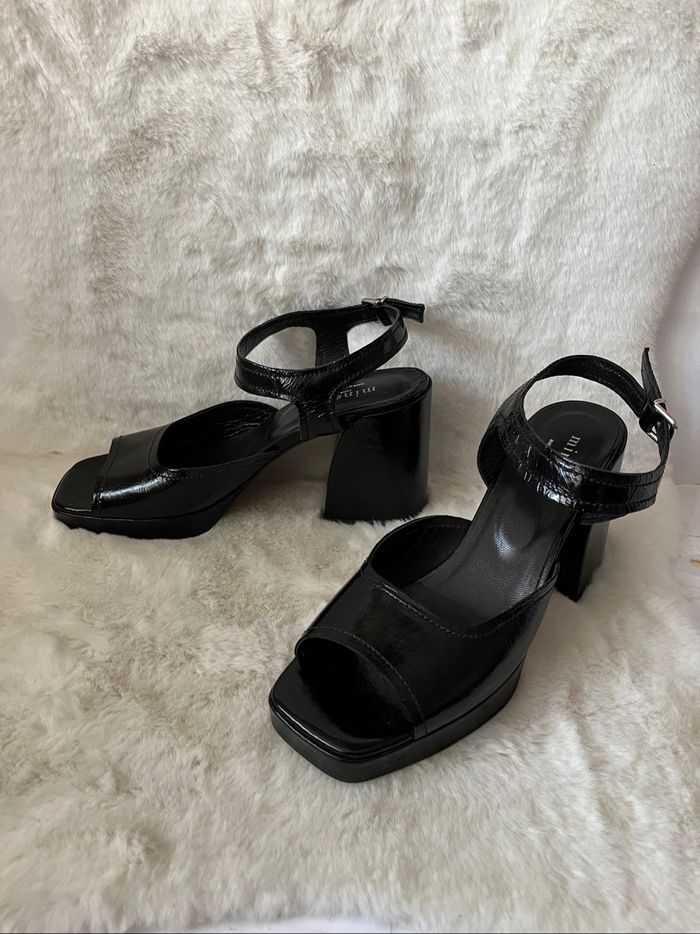 Sandales noires vernis en cuir avec bride Minelli, talons 9 cm, pointure 41 - photo numéro 3