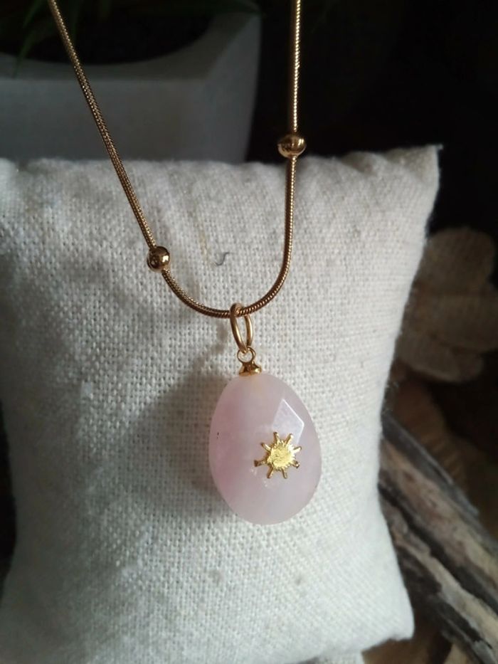 Collier pendentif en pierre de quartz rose