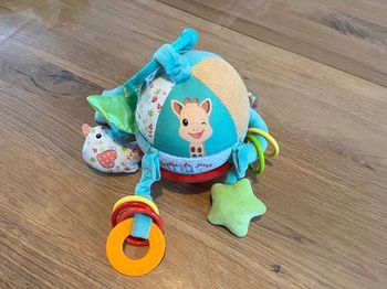 Jouer Sophie la girafe « Le monde des surprises »