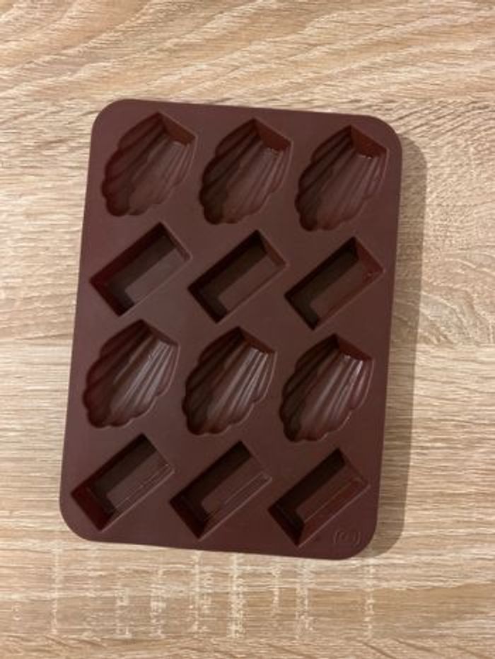 Boîte en carton avec moules en silicone + pinceau - photo numéro 4