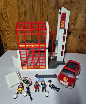 Playmobil 5361 + 5364 caserne et vehicule pompiers