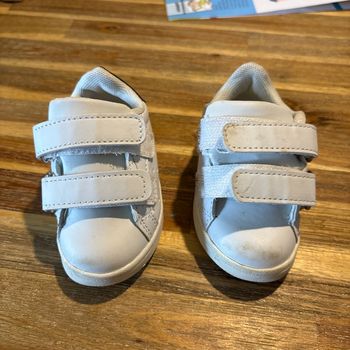 Basket blanche taille 20 bon état