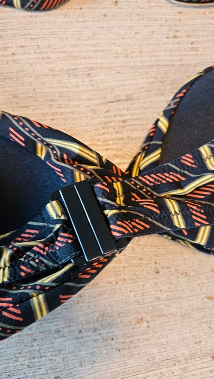 Haut de bikini noir avec dessin, Kiabi, taille 40/42, nickel - photo numéro 6
