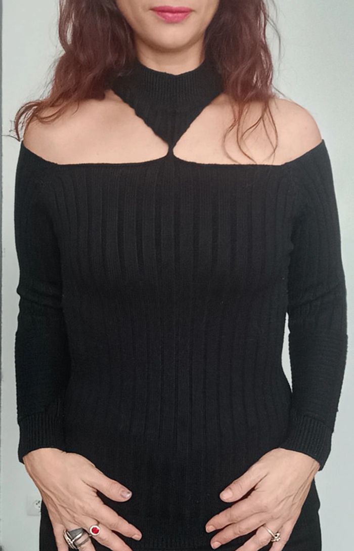Pull noir côtelé épaules dénudées taille 38