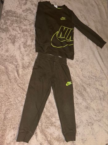 Ensemble NIKE kaki