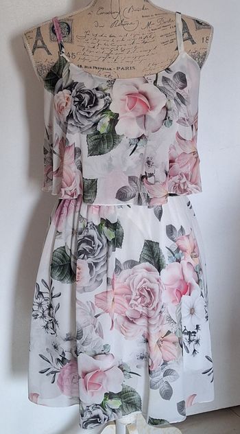 Superbe robe blanche à grosses fleurs en voile