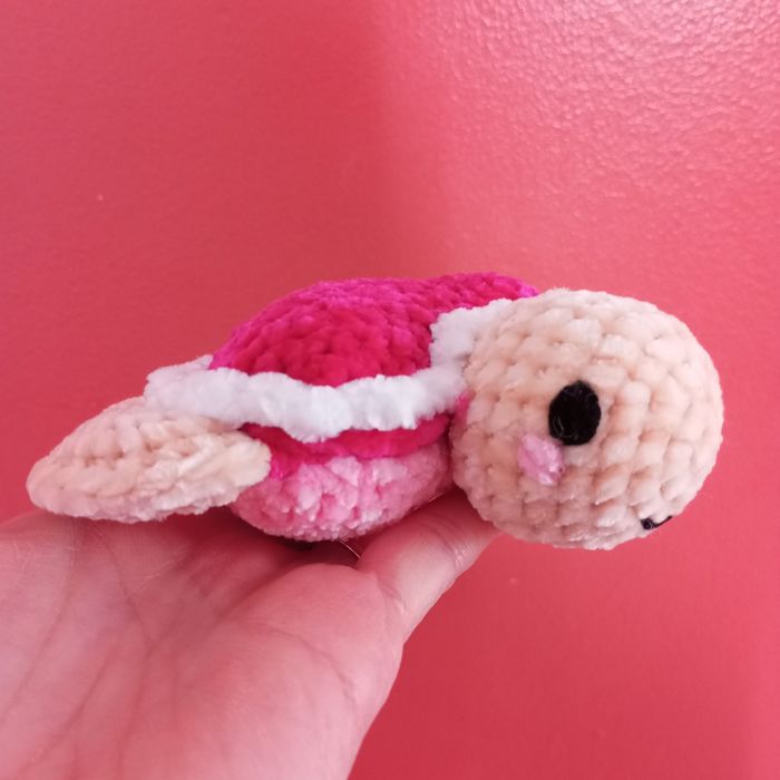 Petite tortue cœur au crochet - fait main - cadeau Saint Valentin - photo numéro 2