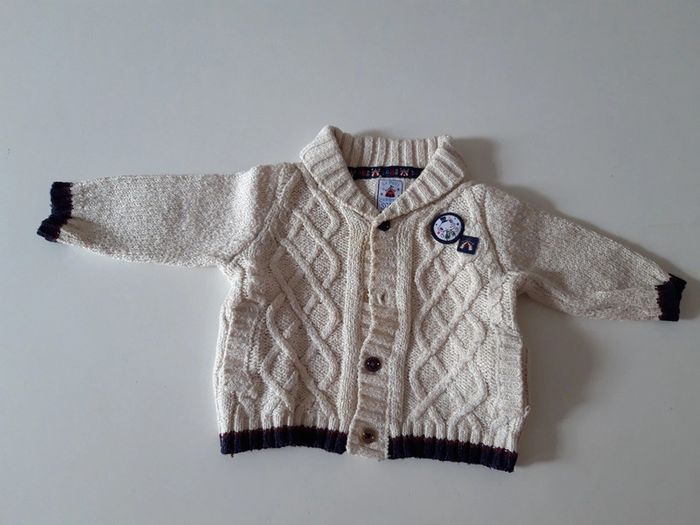 Gilet en maille blanc/bordure bleu marine Le Petit Cirque SGMJ motif en relief, bébé 6 mois 68 cm