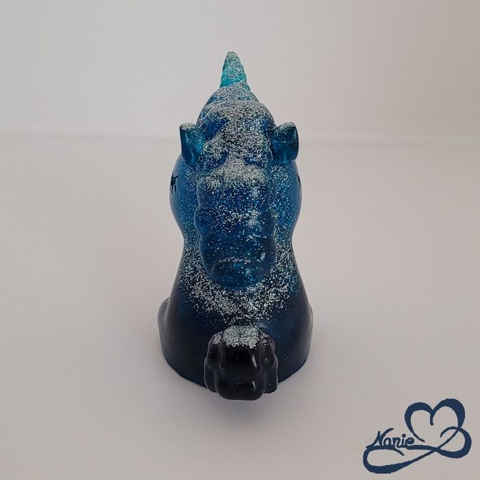 Petite licorne en résine bleue pailletée !! 🦄 - photo numéro 2