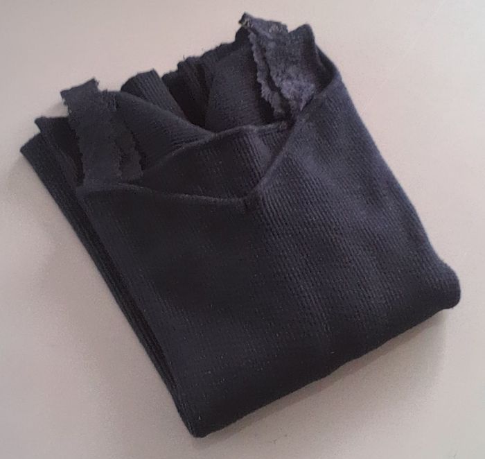 Haut noir femme taille S Manches longues Détails dentelle Encolure V Bon état Chic élégant - photo numéro 3