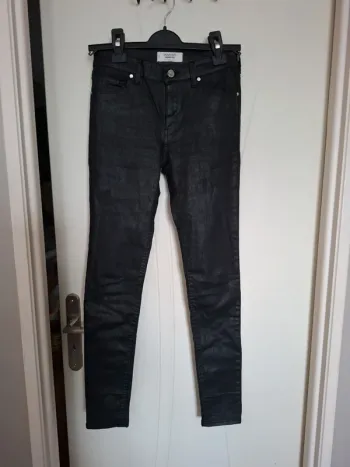 Pantalon noir brillant mango