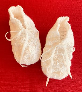 Chaussons pour fille en laine blanche fait main