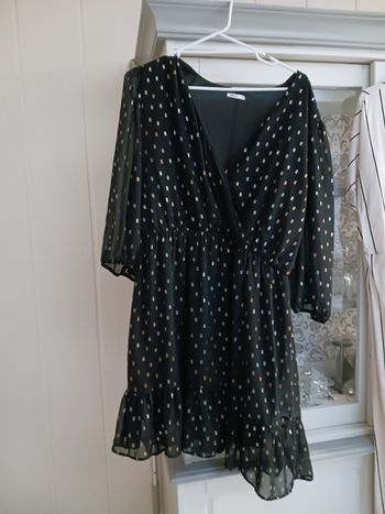 Robe  noire  à  pois