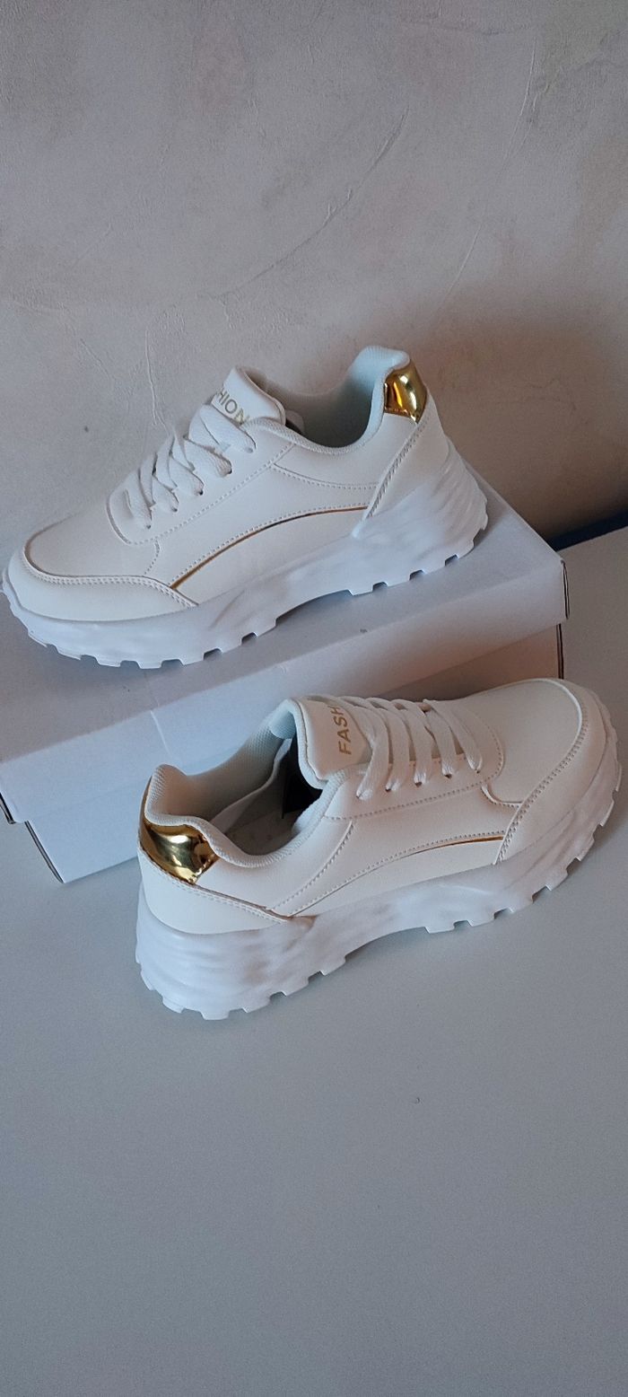 Jolie paire de baskets blanches et doré - photo numéro 2