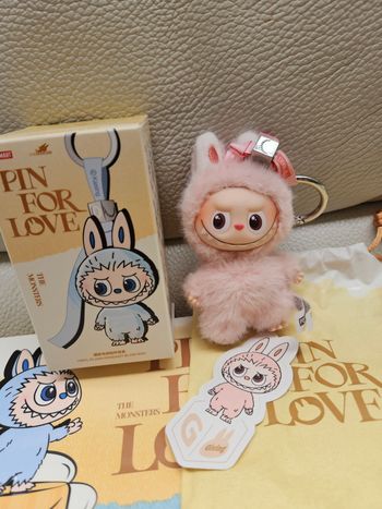 Labubu Pin for Love lettre G rose Pop Mart