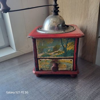 Ancien moulin à café Peugeot en bois rouge