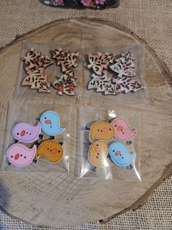 Lot de 4 sachets de boutons en bois sapins de Noël et oiseaux