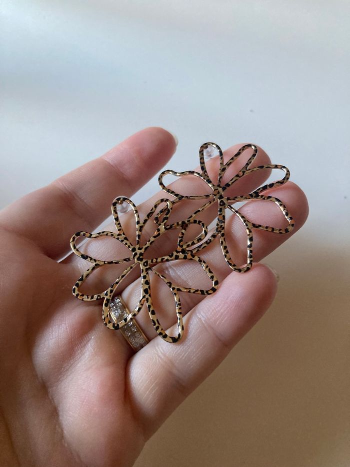 Boucles d’oreilles NEUVES pour femme forme de fleurs couleur doré et noir motifs léopard - photo numéro 5