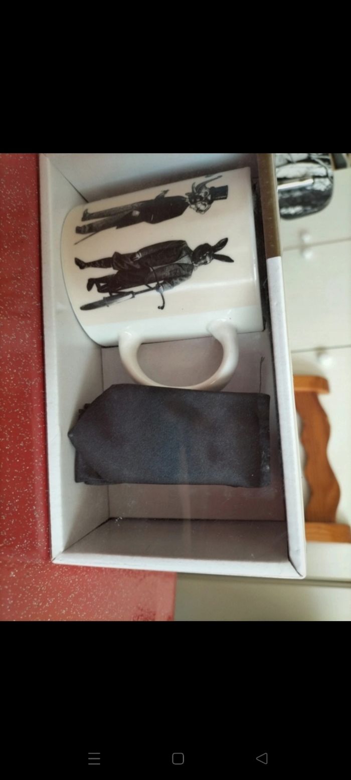 Mug et cravate sous emballage