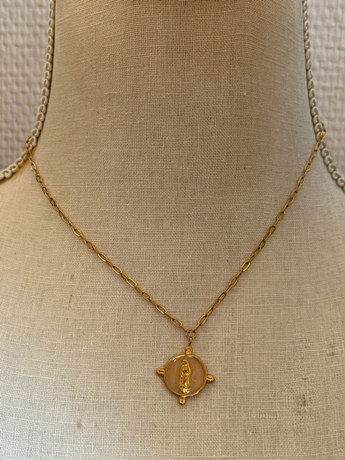 Collier mailles larges acier inoxydable or réglable médaille résine écrue vierge en relief - photo numéro 3