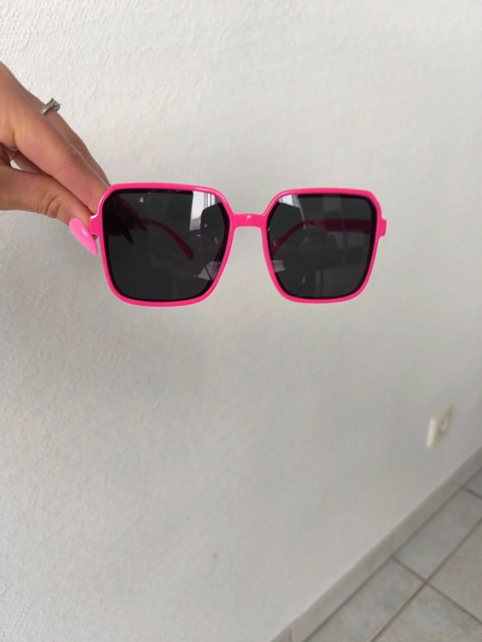 Lunette de soleil, saison été , fuschia , neuve , idée cadeau - photo numéro 3